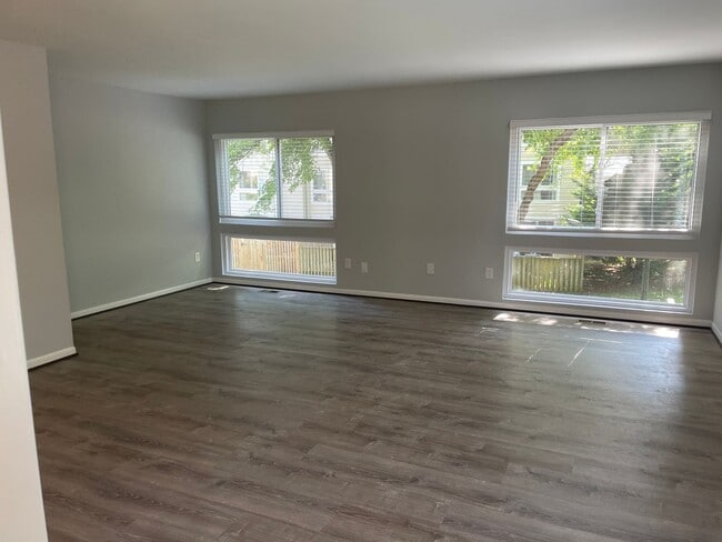 Building Photo - End unit townhome in Annapolis!