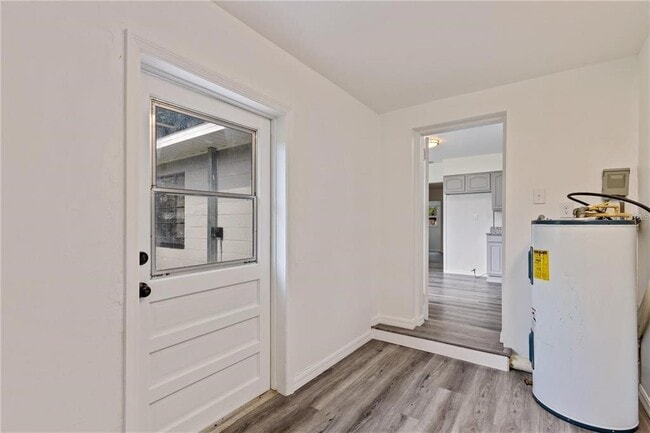 Building Photo - 112 S Fern Rd