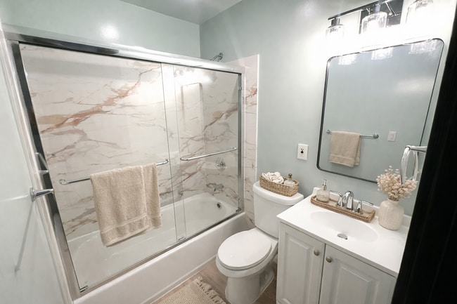 Building Photo - 5 Bed/2 Full Baths W/Washer&Dryer Hook Ups!