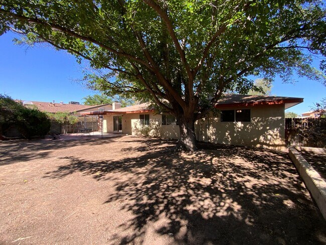 Building Photo - 3 Bedroom Single Story Home Near Juan Tabo...