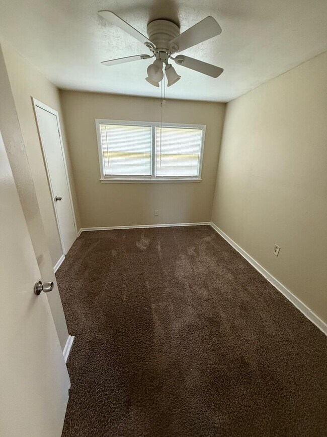 Building Photo - $0 First Month's Rent / $0 Deposit at Move-in
