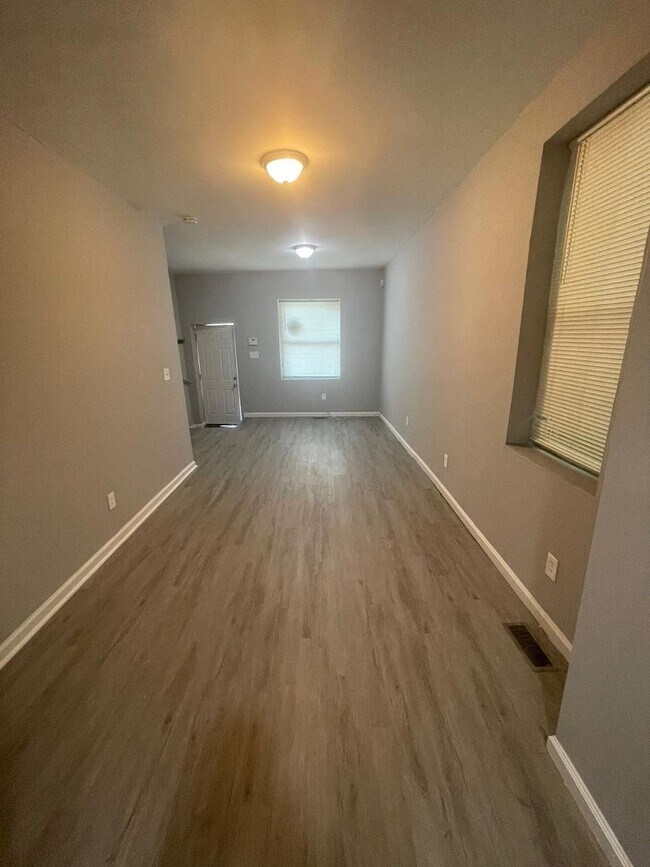 Building Photo - Recently Renovated 3 Bed 1.5 Bath Ready To Move In ASAP