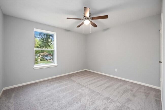 Building Photo - 3823 Fernglade Dr