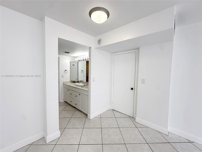 Building Photo - 150 Ocean Ln Dr