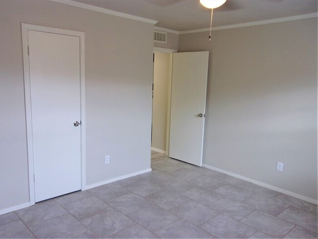 Building Photo - Tara Condos 2 Bed 1 Bath Apt NW 63rd & May...