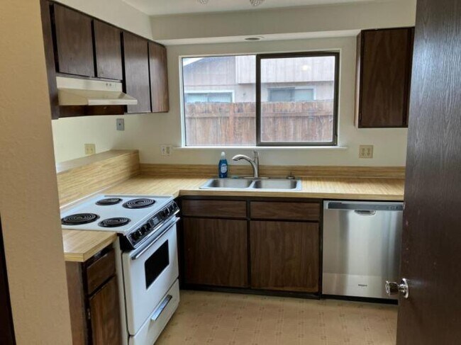 Building Photo - 2 bedroom in SPRINGFIELD OR 97477