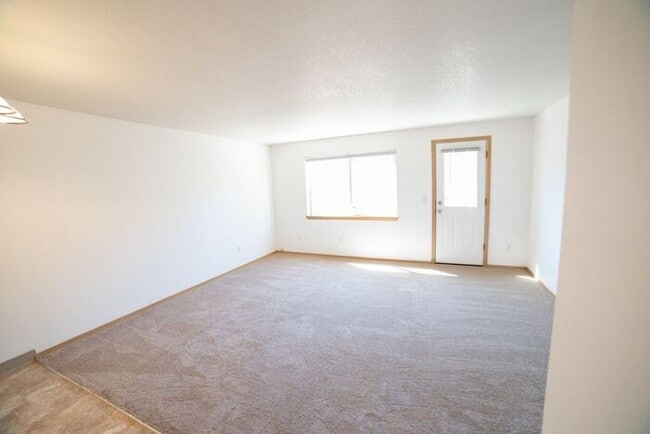 Building Photo - Townhome with Fresh Updates!!