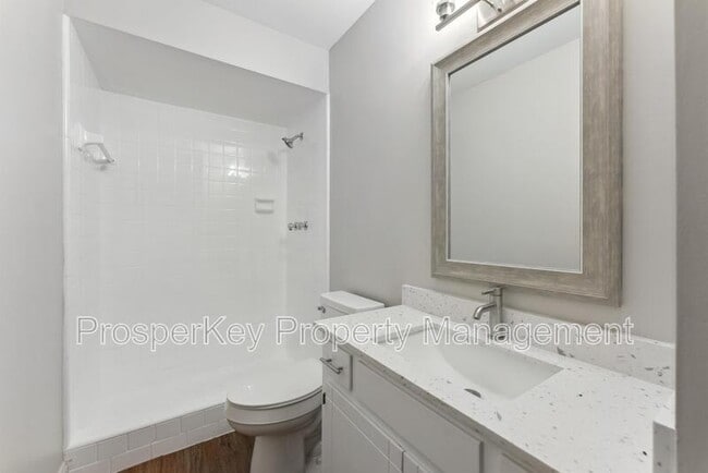Building Photo - 4924 Roxbury Dr