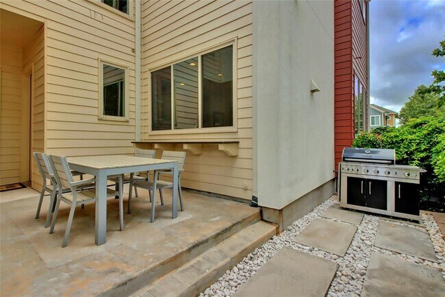Building Photo - 2114 Philomena St