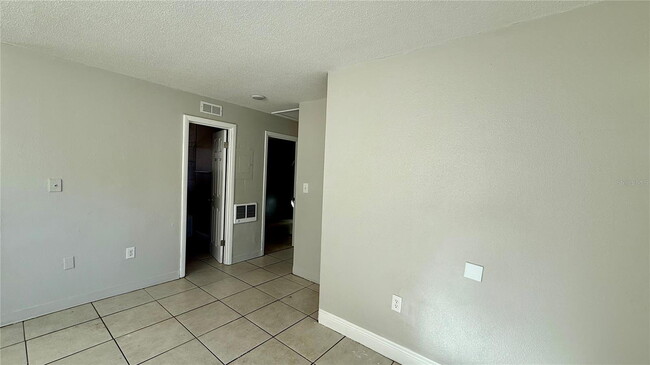 Building Photo - 400 Peters St