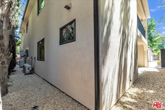 Building Photo - 6913 Encino Ave