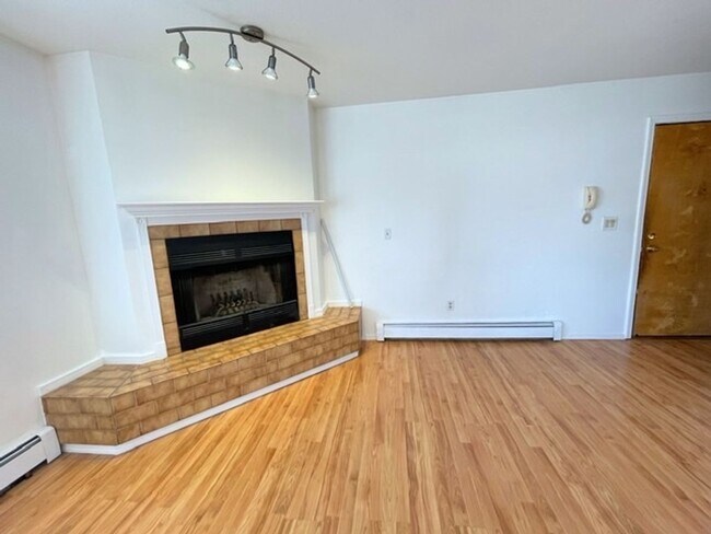 Building Photo - RARE FIND! Spacious and bright three bedroom apartment in South Anchorage with in unit laundry, f...