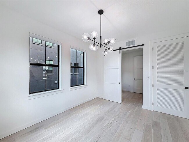 Building Photo - 1302 E Kay St