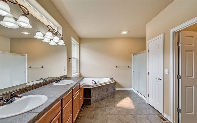Building Photo - Gorgeous 4 bed, 3 full baths Craftsman Sty...