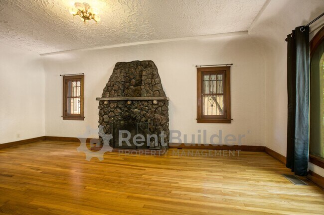 Building Photo - 1404 Marquette Pl NE