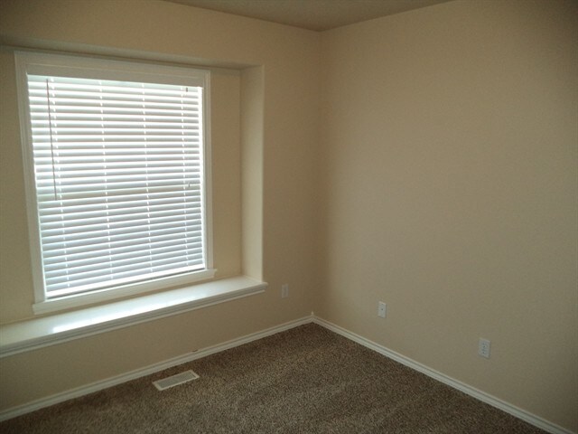 Building Photo - 879 S New Summer Ave