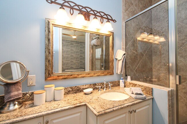 Building Photo - ** THE MOORINGS ** SINGLE FAMILY HOME 3 PL...