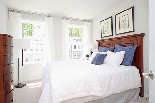 Building Photo - End-Unit Avon Park Townhome Near Biscuit Run Park