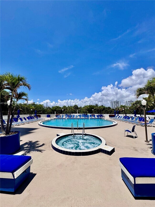 Building Photo - 3731 N Country Club Dr