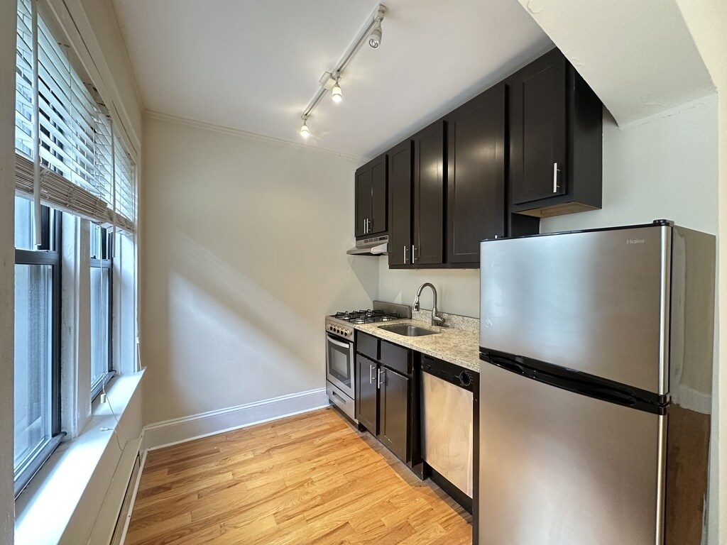 Building Photo - 4743 N Hermitage Ave