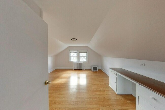 Building Photo - 19 Dixon St