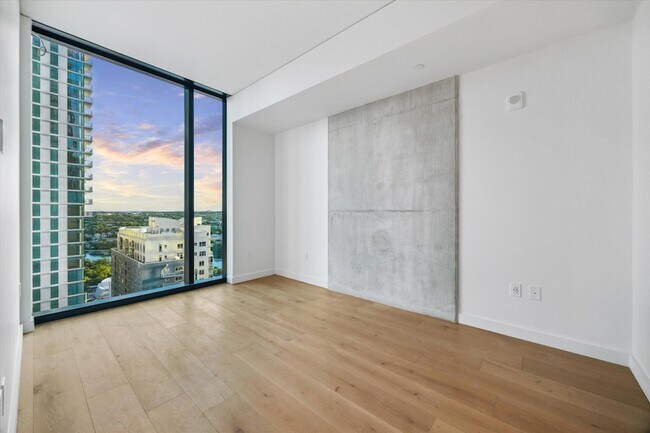 Building Photo - 610 Davis St