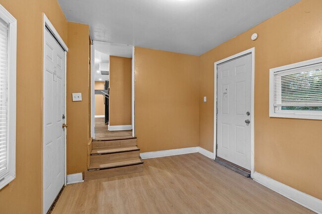 Building Photo - Newly Renovated 4-Bedroom Home | Riverview...