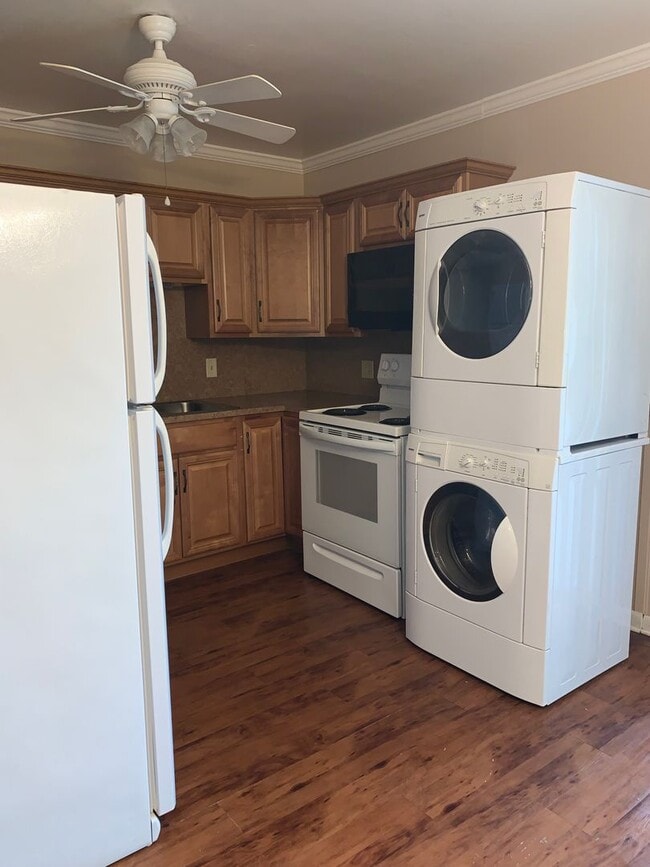 Building Photo - Available June 1st | 2 Bedroom Townhouse