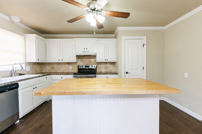 Building Photo - Well Kept House With HUGE bedrooms!