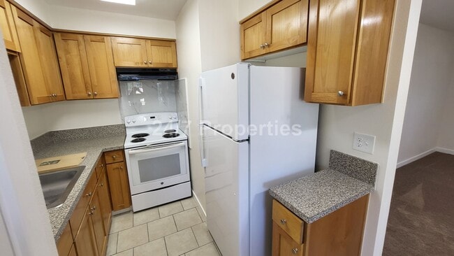 Building Photo - Remodeled 1BD I 1BA Apartment - Sandy