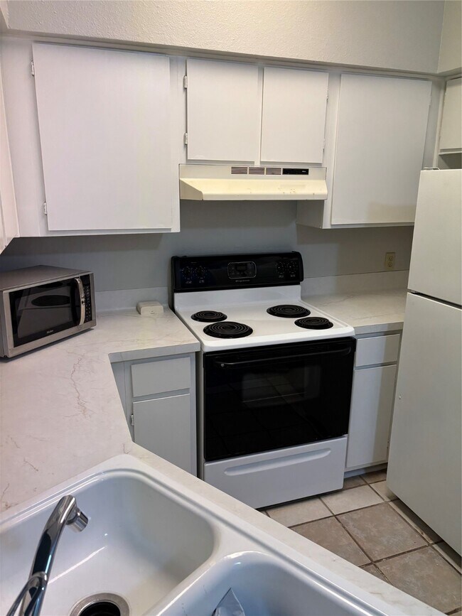 Building Photo - 2626 Holly Hall St