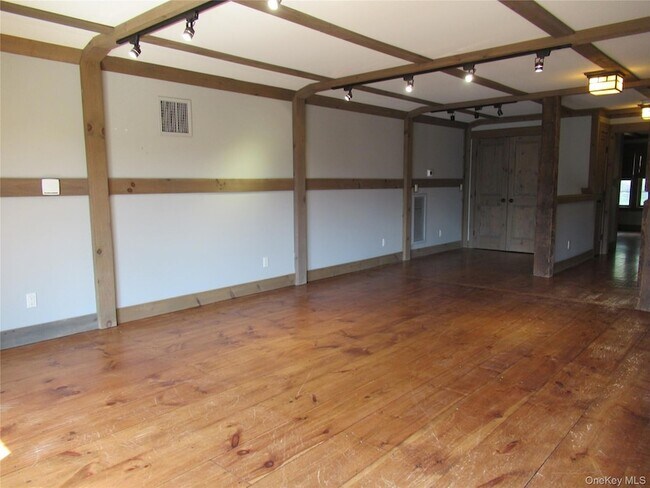 Building Photo - 63 River Rd