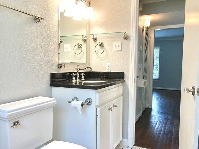 Building Photo - 2402 Watts St