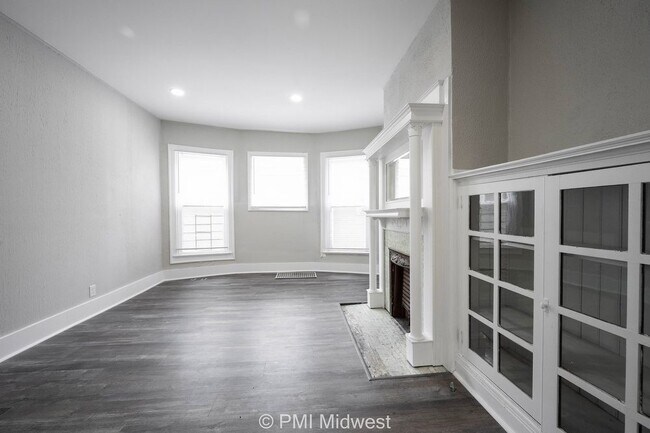 Building Photo - "Charming 3-Bedroom Duplex Haven on W 29th St – Spacious 1031 Sq Ft Gem in Indianapolis!"