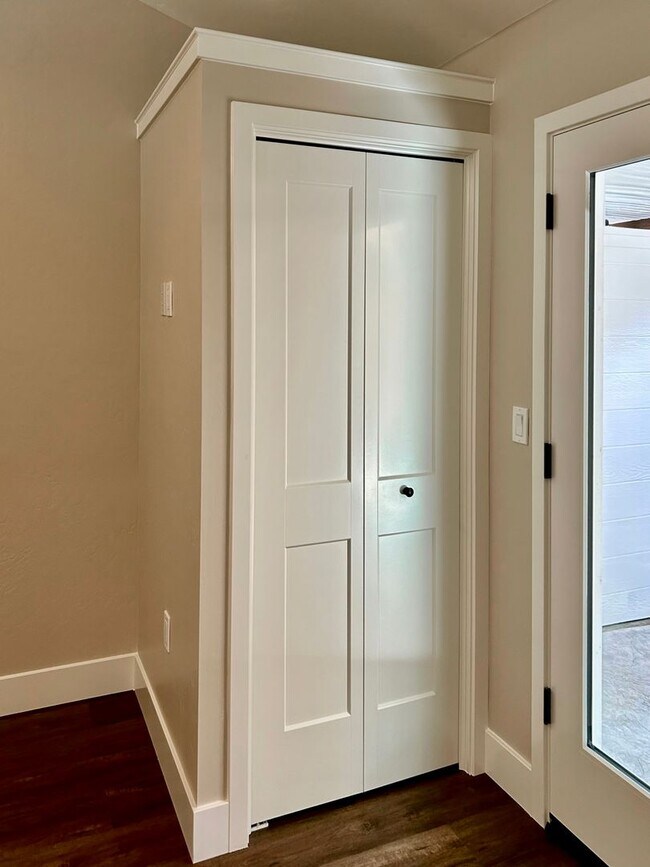 Building Photo - $1,595 Clovis Cottage,  1 Bed / 1 bath - 5th & Sunnyside Ave. / Solar Included!