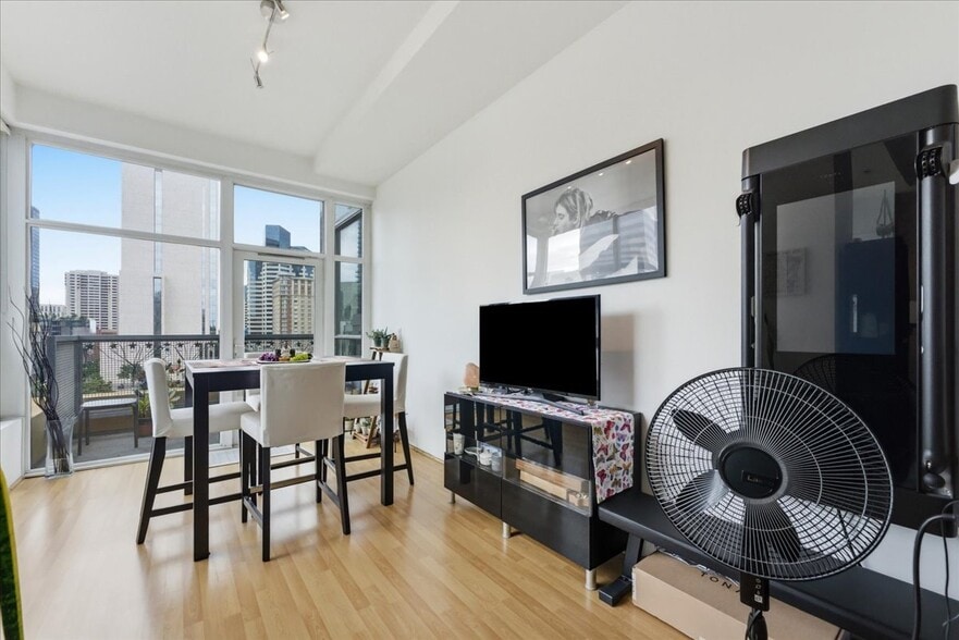 Building Photo - 350 W Ash St