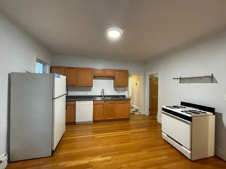 Building Photo - 578 Main St