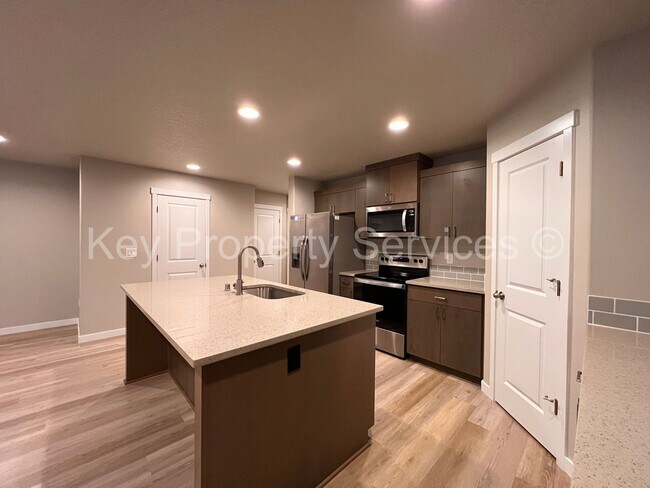 Building Photo - Spacious Townhome in Central Vancouver Location!