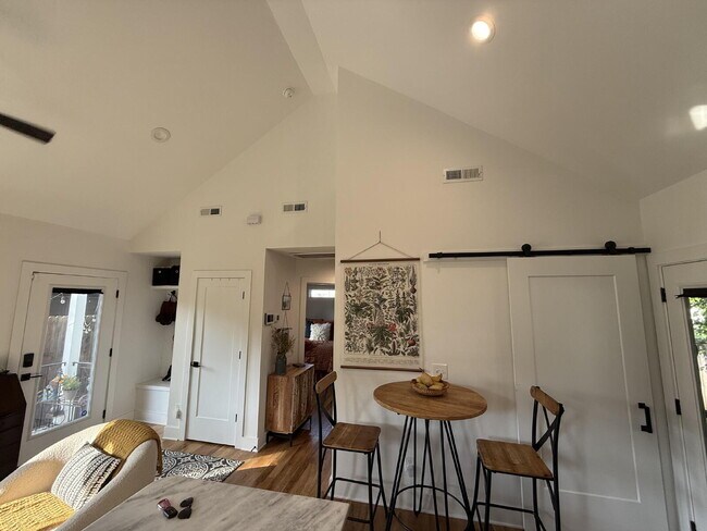 Building Photo - Secluced 800 Sq Ft 1-Bed Gem in Nashville’...