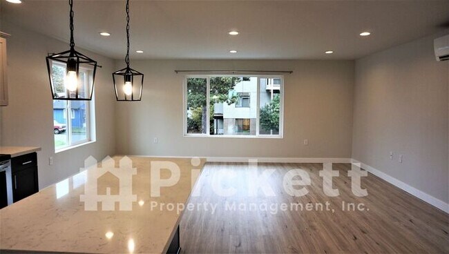 Building Photo - 3 Bedroom East Bremerton Home Near Lions Park