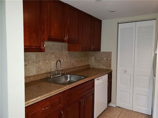 Building Photo - 500 NE 2nd St