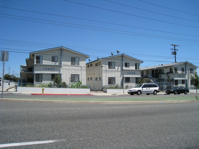 Building Photo - Western Apartments