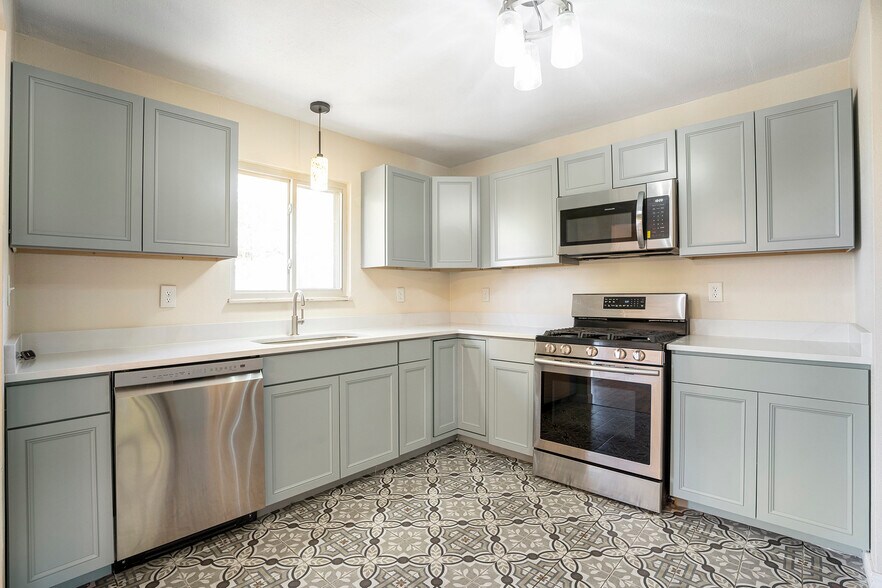 Building Photo - 7030 Metropolitan St