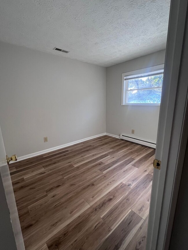 Building Photo - 3 Bedroom/ 1.5 Bath with large fenced in y...