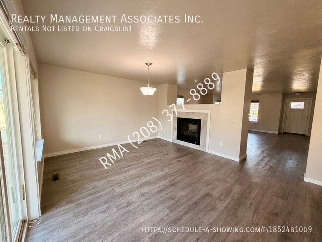 Building Photo - 6059 N Silver Spruce Ave