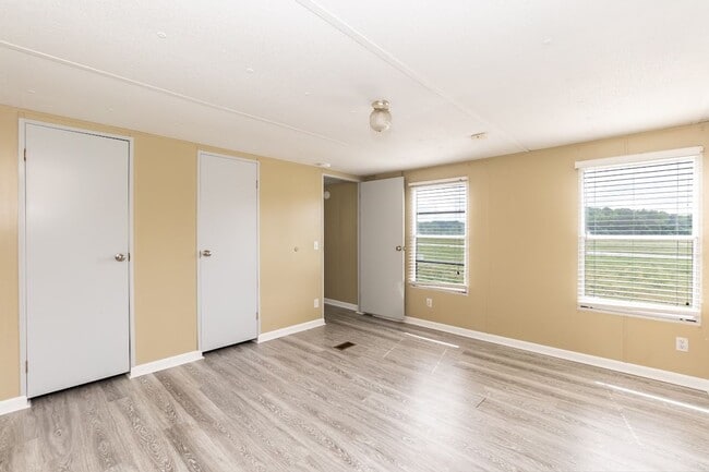Building Photo - 2 Bed/2 Bath with Plenty of Space!
