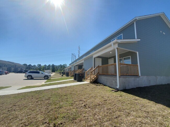 Building Photo - NEW TOWNHOME BUIKT MARCH 2023!