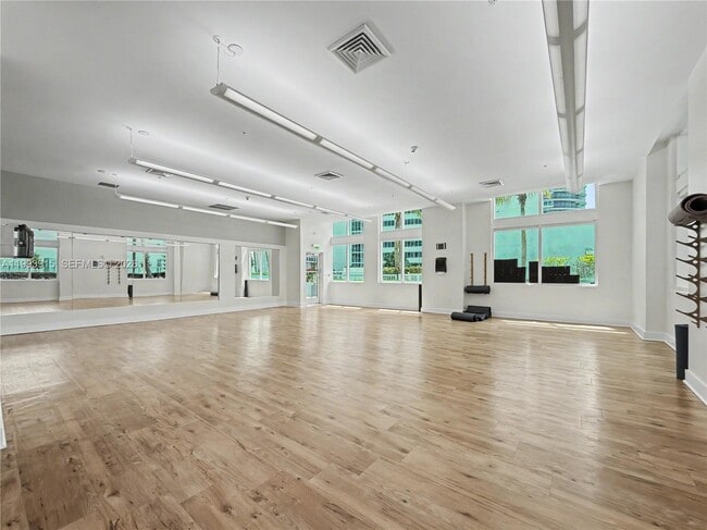 Building Photo - 1900 N Bayshore Dr