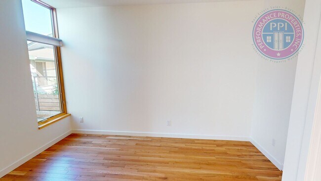 Building Photo - Modern Townhome In SE  2 Bdrm +Loft- Large...