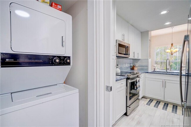 Building Photo - 391 NE Plantation Rd